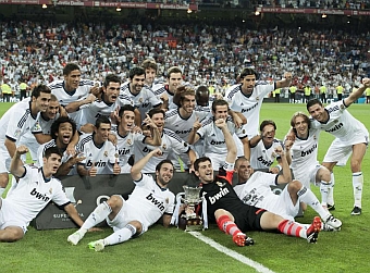 real madrid celebrating the spanish supercup victory