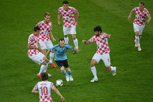 Andres Iniesta surrounded by Croatian players