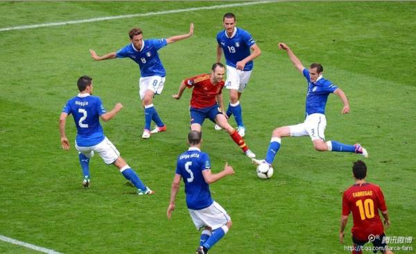 Andres Iniesta surrounded by Italian players