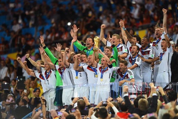 The German team lifts the World Cup trophy