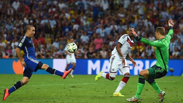 Palacio misses against Neuer in the 2014 World Cup final