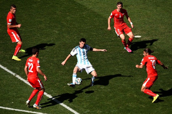 Messi surrounded by 4 players from Switzerland