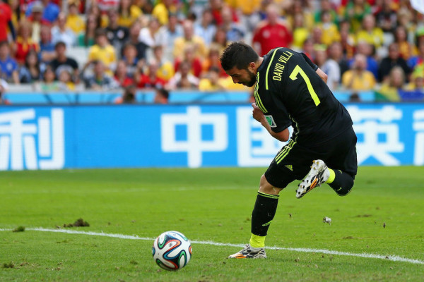 David Villa scores his last goal with the Spanish team